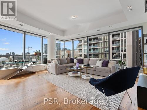 906 - 77 Charles Street W, Toronto, ON - Indoor Photo Showing Living Room