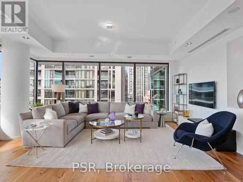 906 - 77 Charles Street W, Toronto, ON - Indoor Photo Showing Living Room