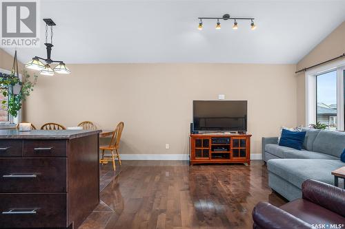 331 Klassen Crescent, Saskatoon, SK - Indoor Photo Showing Living Room