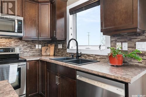 331 Klassen Crescent, Saskatoon, SK - Indoor Photo Showing Kitchen With Stainless Steel Kitchen With Double Sink With Upgraded Kitchen