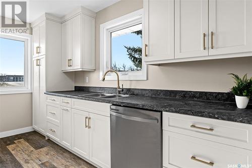 873 4Th Avenue Ne, Moose Jaw, SK - Indoor Photo Showing Kitchen With Double Sink