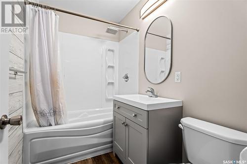 873 4Th Avenue Ne, Moose Jaw, SK - Indoor Photo Showing Bathroom