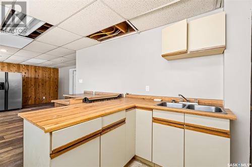 873 4Th Avenue Ne, Moose Jaw, SK - Indoor Photo Showing Kitchen With Double Sink