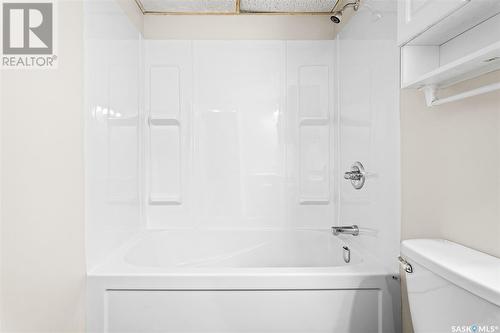 873 4Th Avenue Ne, Moose Jaw, SK - Indoor Photo Showing Bathroom