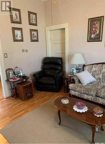 830 Main Street, Holdfast, SK - Indoor Photo Showing Living Room