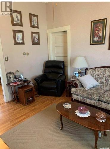 830 Main Street, Holdfast, SK - Indoor Photo Showing Living Room