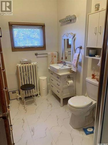 830 Main Street, Holdfast, SK - Indoor Photo Showing Bathroom