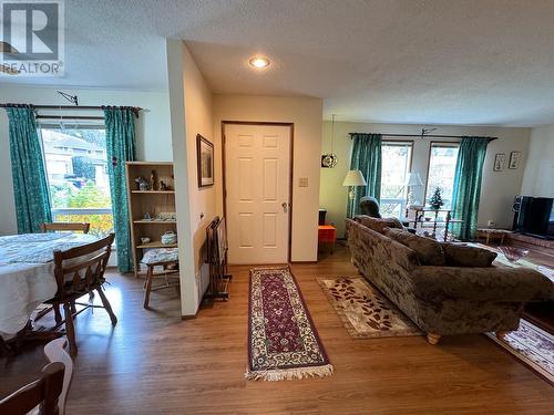 10417 Victoria Road S, Summerland, BC - Indoor Photo Showing Living Room