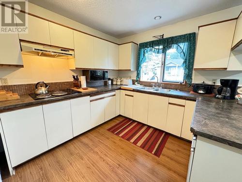 10417 Victoria Road S, Summerland, BC - Indoor Photo Showing Kitchen