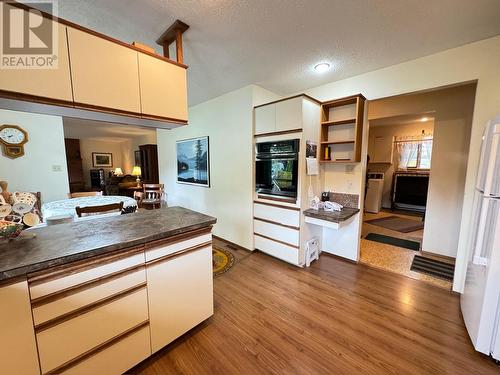 10417 Victoria Road S, Summerland, BC - Indoor Photo Showing Kitchen