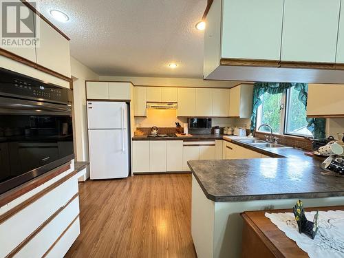 10417 Victoria Road S, Summerland, BC - Indoor Photo Showing Kitchen With Double Sink