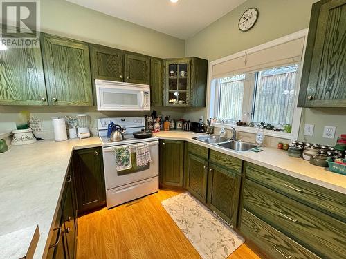 10417 Victoria Road S, Summerland, BC - Indoor Photo Showing Kitchen With Double Sink