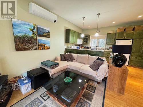 10417 Victoria Road S, Summerland, BC - Indoor Photo Showing Living Room