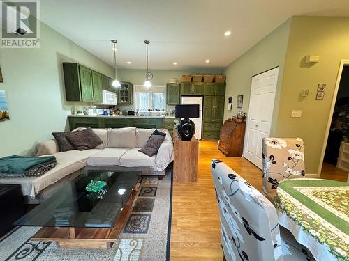 10417 Victoria Road S, Summerland, BC - Indoor Photo Showing Living Room