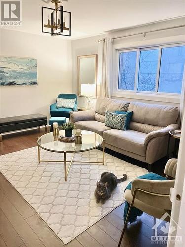 upper - 687 Melbourne Avenue, Ottawa, ON - Indoor Photo Showing Living Room