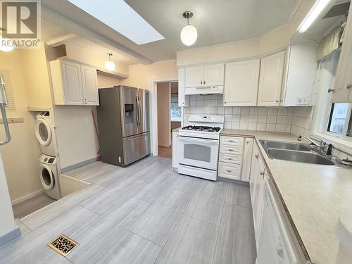 199 Wilton Crescent, Penticton, BC - Indoor Photo Showing Kitchen With Double Sink