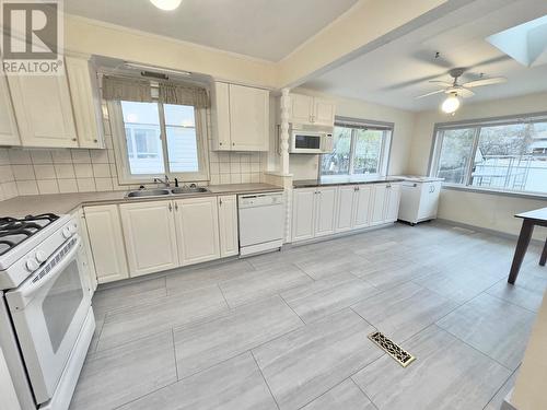 199 Wilton Crescent, Penticton, BC - Indoor Photo Showing Kitchen With Double Sink