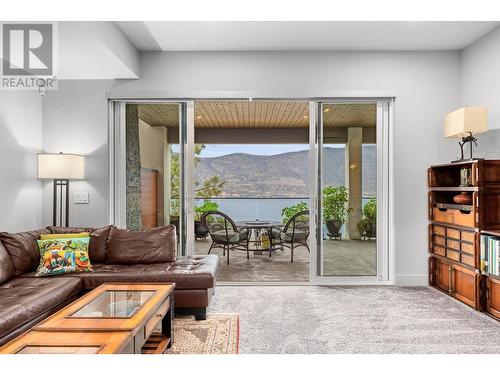 3572 Wild Rose Road, Kelowna, BC - Indoor Photo Showing Living Room