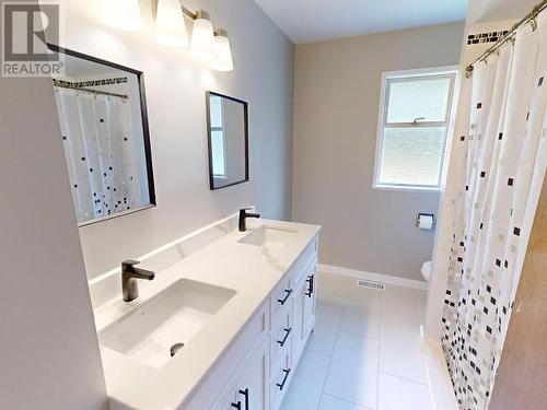 5044 Manson Ave, Powell River, BC - Indoor Photo Showing Bathroom