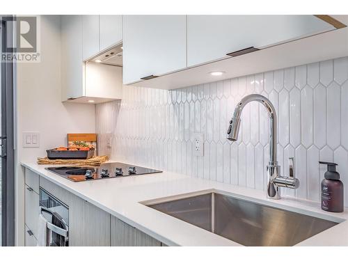 1488 Bertram Street Unit# 1811, Kelowna, BC - Indoor Photo Showing Kitchen