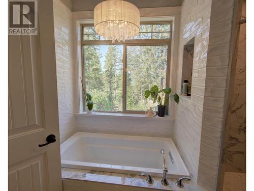 4322 Sharp Road, Armstrong, BC - Indoor Photo Showing Bathroom