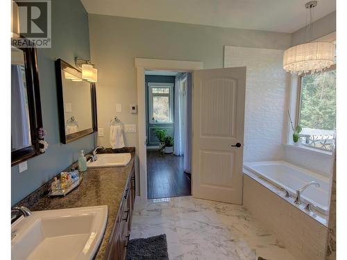 4322 Sharp Road, Armstrong, BC - Indoor Photo Showing Bathroom