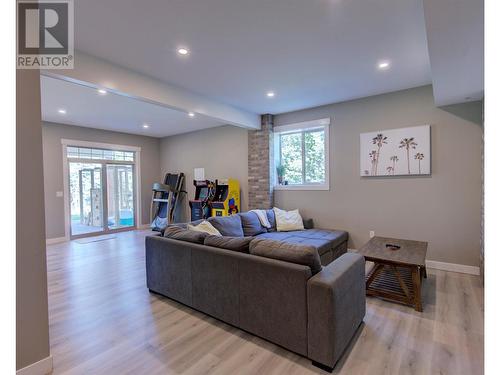 4322 Sharp Road, Armstrong, BC - Indoor Photo Showing Living Room