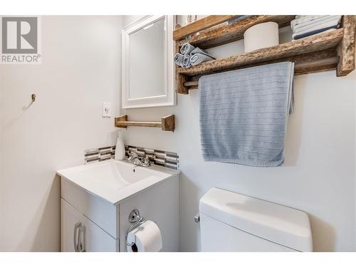 1696 Ridgewood Drive Drive, Castlegar, BC - Indoor Photo Showing Bathroom