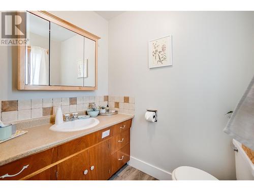 1696 Ridgewood Drive Drive, Castlegar, BC - Indoor Photo Showing Bathroom