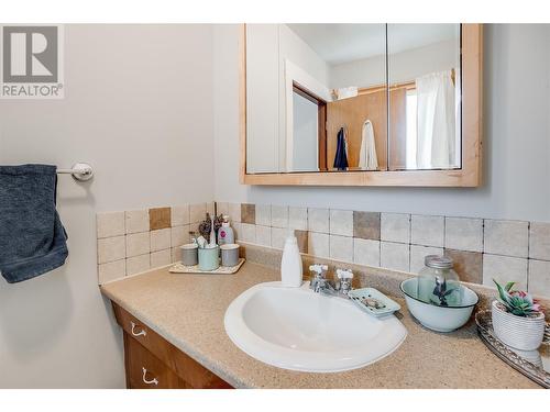 1696 Ridgewood Drive Drive, Castlegar, BC - Indoor Photo Showing Bathroom