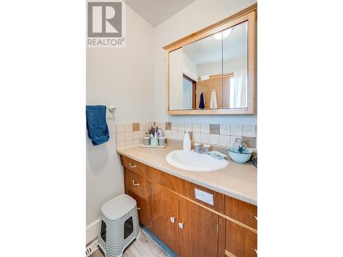 1696 Ridgewood Drive Drive, Castlegar, BC - Indoor Photo Showing Bathroom