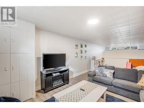 1696 Ridgewood Drive Drive, Castlegar, BC - Indoor Photo Showing Living Room