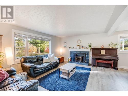 1696 Ridgewood Drive Drive, Castlegar, BC - Indoor Photo Showing Living Room With Fireplace