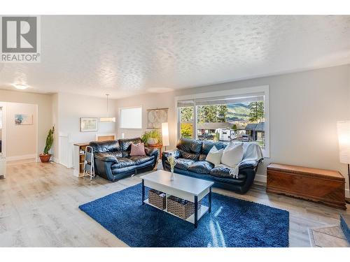 1696 Ridgewood Drive Drive, Castlegar, BC - Indoor Photo Showing Living Room