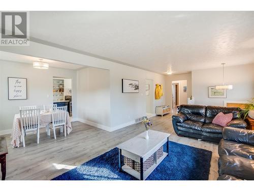 1696 Ridgewood Drive Drive, Castlegar, BC - Indoor Photo Showing Living Room