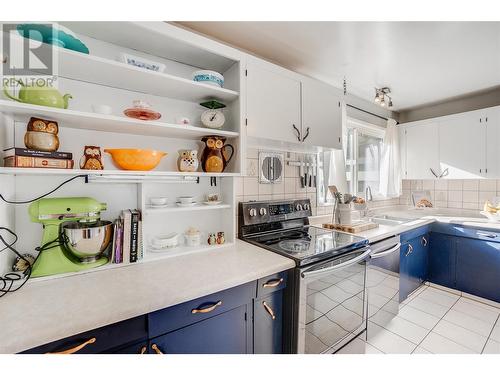 1696 Ridgewood Drive Drive, Castlegar, BC - Indoor Photo Showing Kitchen With Double Sink