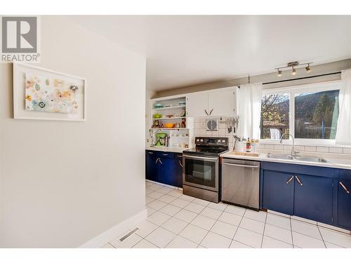 1696 Ridgewood Drive Drive, Castlegar, BC - Indoor Photo Showing Kitchen With Double Sink