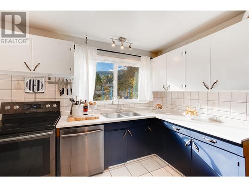 1696 Ridgewood Drive Drive, Castlegar, BC - Indoor Photo Showing Kitchen With Double Sink