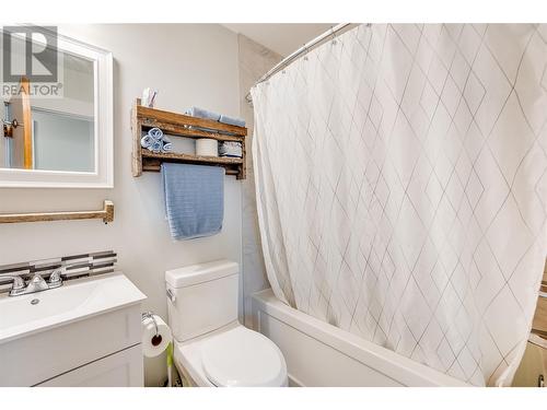 1696 Ridgewood Drive Drive, Castlegar, BC - Indoor Photo Showing Bathroom