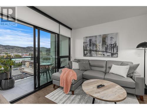 1471 St. Paul Street Unit# 809, Kelowna, BC - Indoor Photo Showing Living Room