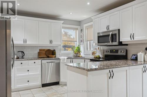 122 Robert Adams Drive, Clarington (Courtice), ON - Indoor Photo Showing Kitchen With Upgraded Kitchen