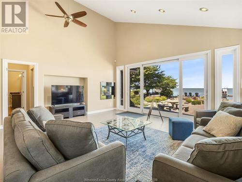 581 Ross Beach Road, Lakeshore, ON - Indoor Photo Showing Living Room