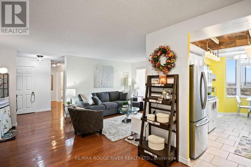 1202 - 100 County Court Boulevard, Brampton (Fletcher'S Creek South), ON - Indoor Photo Showing Living Room