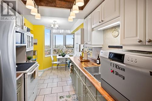 1202 - 100 County Court Boulevard, Brampton (Fletcher'S Creek South), ON - Indoor Photo Showing Kitchen