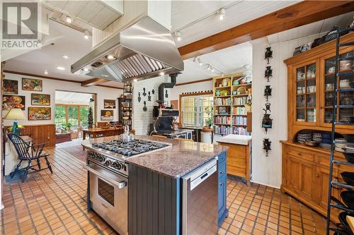 Lots of space for more than one cook - 4254 O'Neil Road, Stittsville - Munster - Richmond (8210 - Rideau Twp South To Roger Stevens Drive), ON - Indoor Photo Showing Kitchen