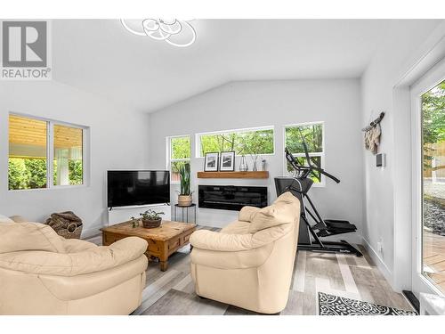 1119 Pine Street, Kamloops, BC - Indoor Photo Showing Living Room With Fireplace