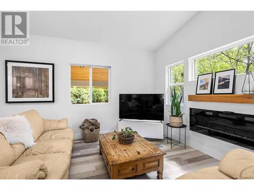 1119 Pine Street, Kamloops, BC - Indoor Photo Showing Living Room