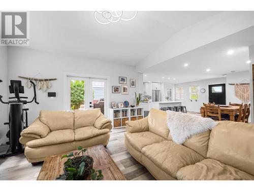 1119 Pine Street, Kamloops, BC - Indoor Photo Showing Living Room