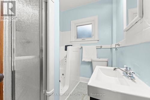 259 Niagara Street, St. Catharines, ON - Indoor Photo Showing Bathroom