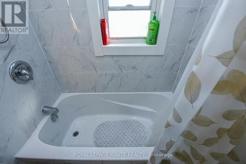 266 Adair Avenue N, Hamilton, ON - Indoor Photo Showing Bathroom